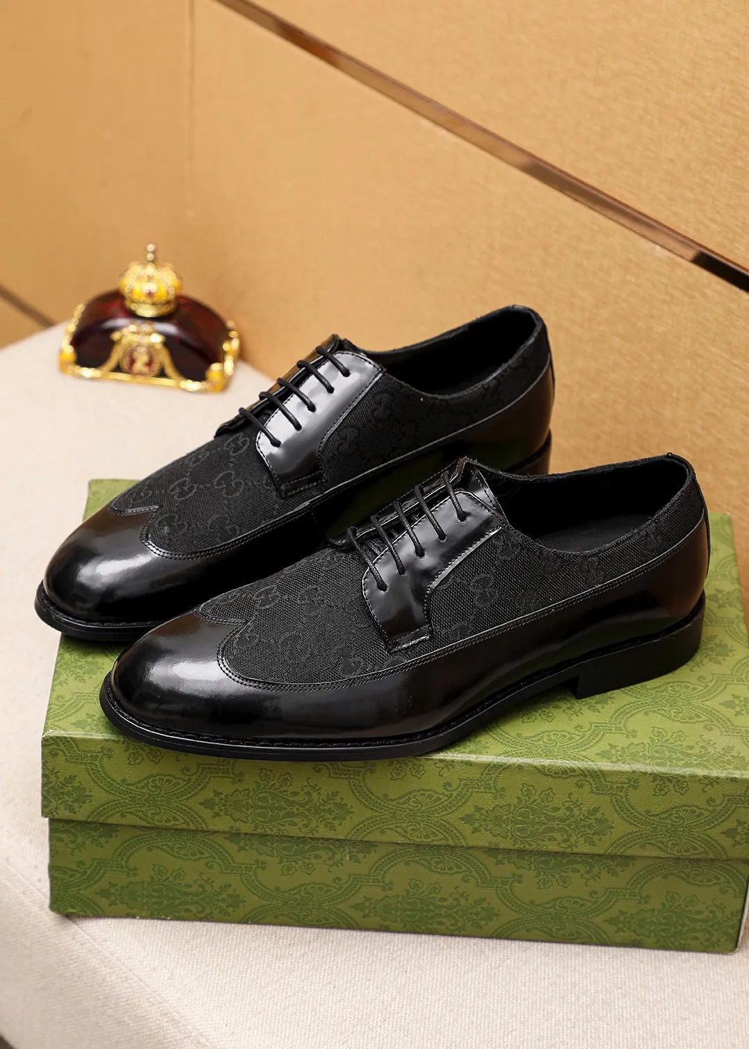 Men's shoes 💰460 💐 Product trademark: GUCCI "Gucci" business leather shoes Regular size: 38-44 (45🉑️customized) Product materials: Selected imported first-layer open-edge beaded cowhide leather upper, imported water-dyed cowhide leather lining. Strong three-dimensional visual effect, combined outsole Color: 2⃣️colors available
